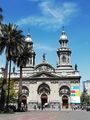 Catedral Metropolitana de Santiago a un lado de la Plaza de Armas.jpg